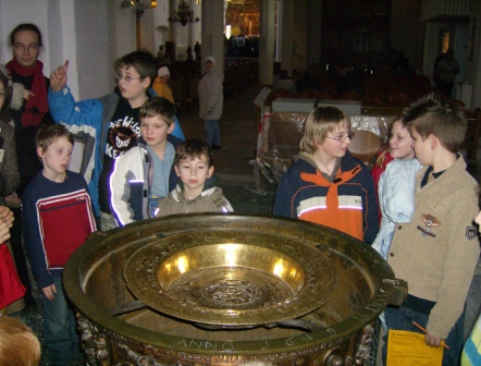 2007 Jungschar Trinitatis Kichenfhrung Niolaikirche Kiel Taufbecken