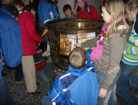 2007 Jungschar Trinitatis Kichenfhrung Niolaikirche Kiel Taufbecken