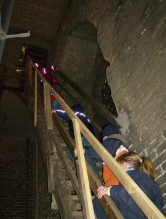 2007 Jungschar Niolaikirche Kiel steile Treppe