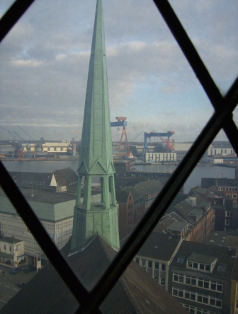 2007  Niolaikirche Kiel Blick Richtung HDW Portalkrne