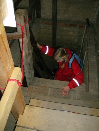 2007 Jungschar Niolaikirche Kiel steile Treppe