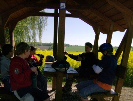 2007 Jungschar Radtour Rasthtte am Rapsfeld