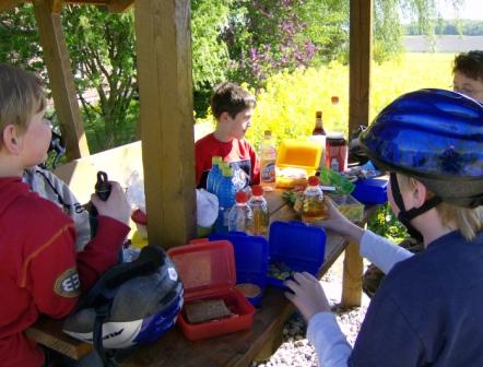 2007 Jungschar Radtour Rasthtte am Rapsfeld