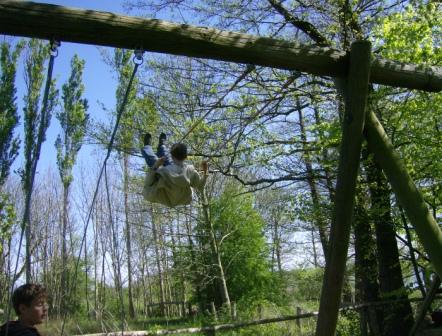 2007 Jungschar Radtour Preetz Schaukel auf Spielplatz