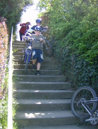 2007 Jungschar Radtour Preetz Kinder tragen Rder Treppe hinab