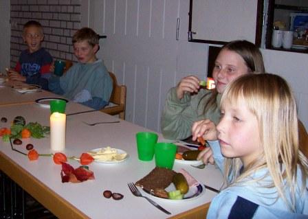 2007 Jungschar Gemeindehauswochenende Kroog Abendessen