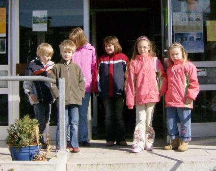 Kinder vor Gemeindehaus Maria-Magdalenen