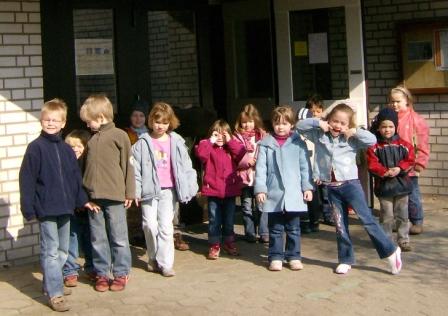 vor Gemeindehaus Kroog