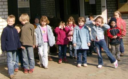Kinder vor Gemeindehaus Kroog