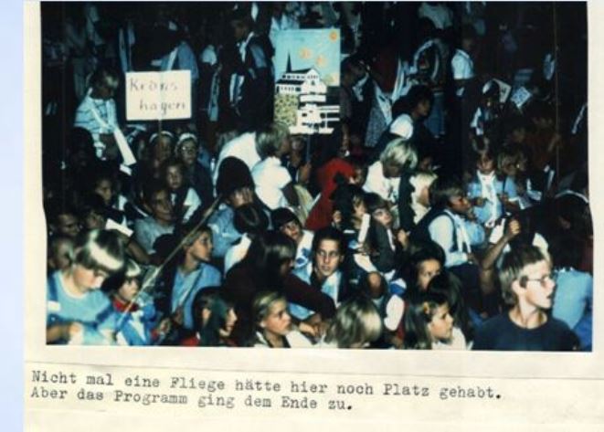 1982 Kiel Molfsee Jungschartag Krooger Gruppe mit Schild der Stephanuskirche