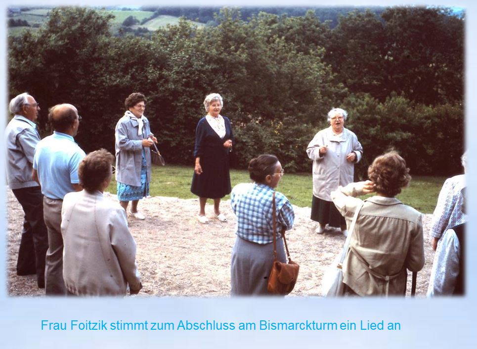 1988 Seniorengruppe Kroog Aschberg Frau Foitzik stimmt Lied an