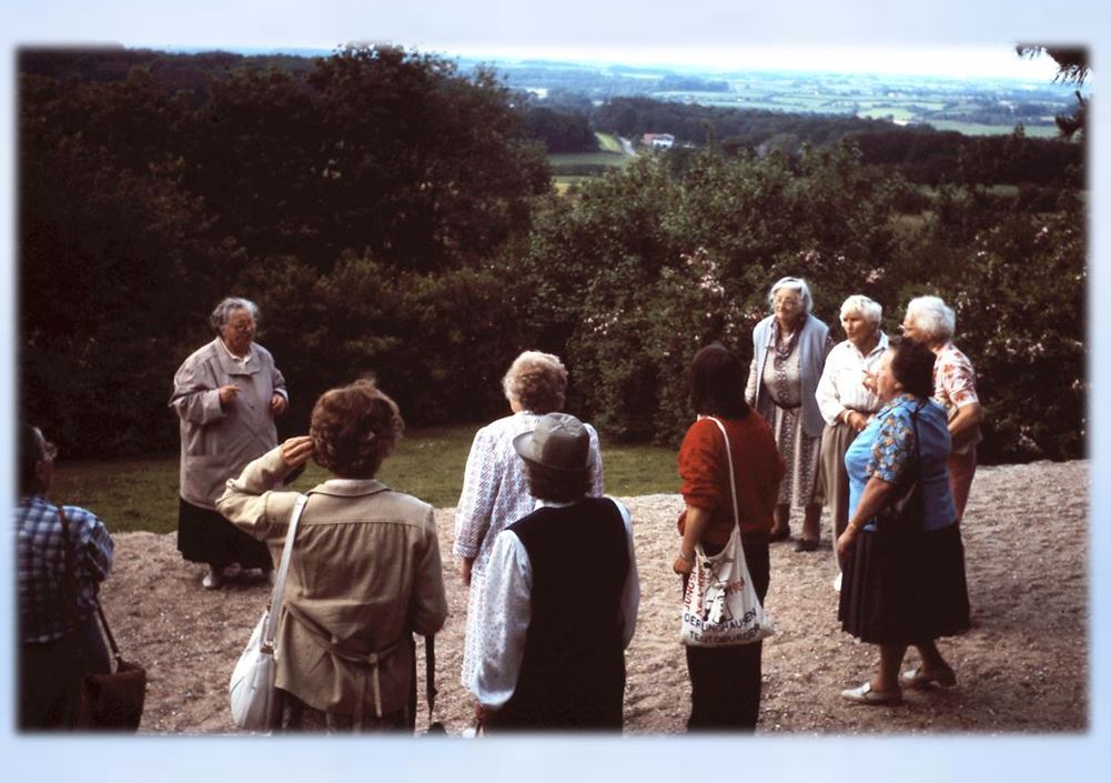 1988 Seniorengruppe Kroog Aschberg Frau Foitzik stimmt Lied an