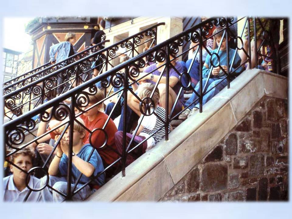 Sommerfahrt 1991 Wernigerode Gruppe auf der Rathaustreppe