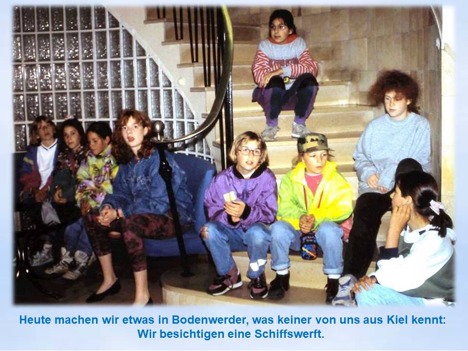 Bodenwerder 1993 DJH Kinder warten auf der Treppe