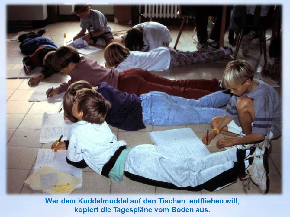 1993 Sommerfahrt Bodenwerder Kinder schreiben auf dem  Boden liegend Pläne ab