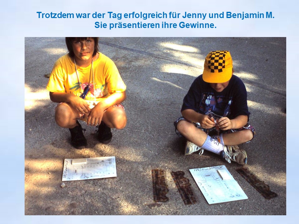 1995 Sommerfahrt Bad Iburg Kinder prsentieren Gewinne