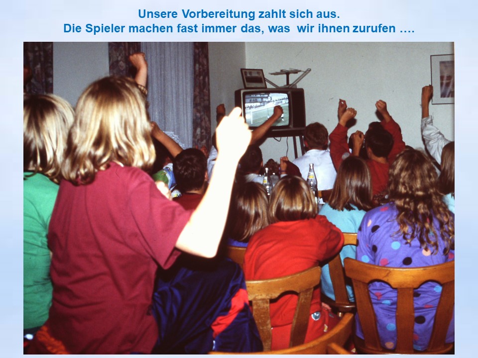 1996 Holzminden Fuball EM Kindergrppe vor Fernseher Tor