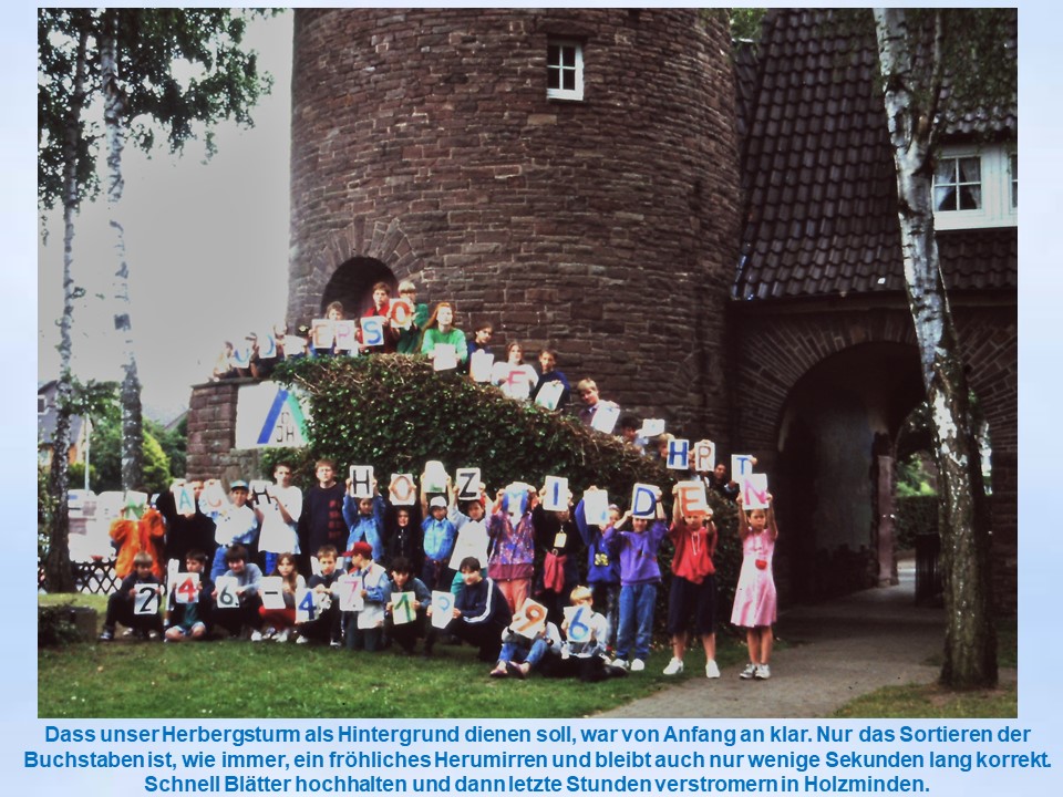 Buchstabenbild Sommerfahrt nach Holzminden 1996 alle vor dem DJH-Turm