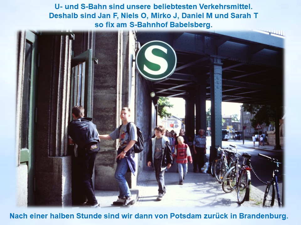 Kinder vor S-Bahnhof Babelsberg