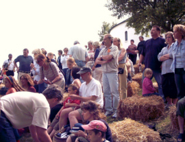 2004 Pfingstfest Krooger Kirchberg Strohballen Zuschauer