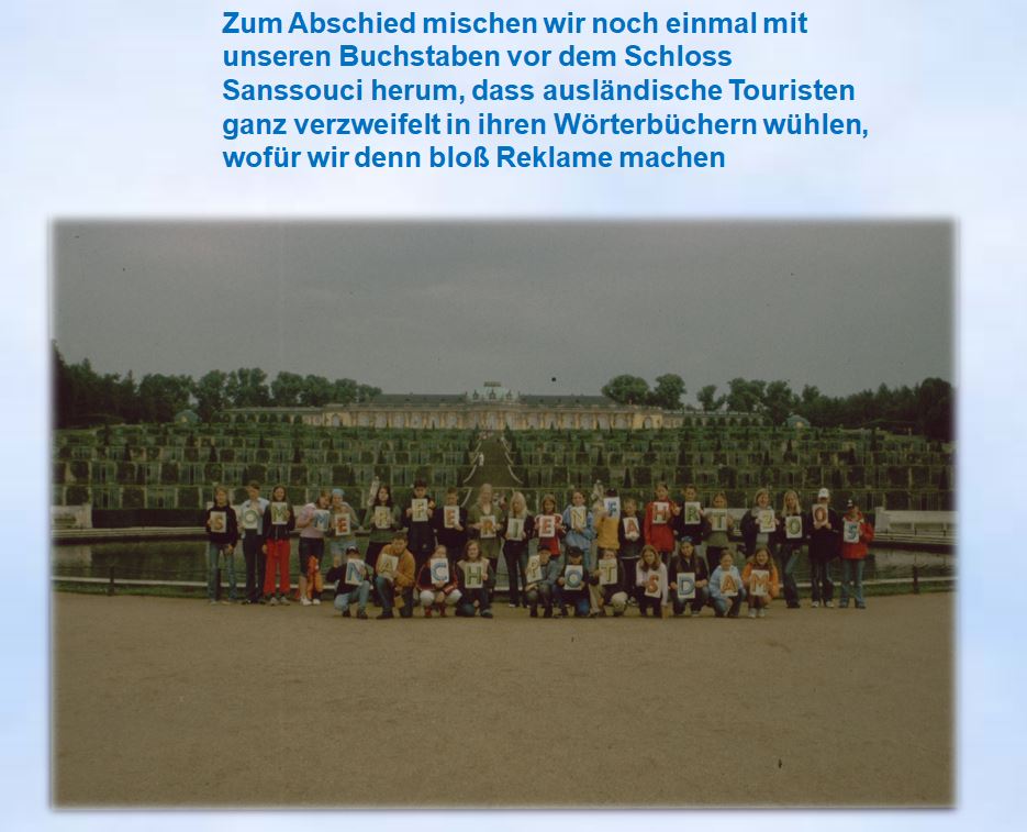 vor Schloss Sanssouci Gruppenbild Sommerfahrt 2005 Buchstabenbild