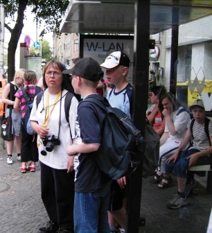 2005 Sommerfahrt Berlin warten au Straenbahn