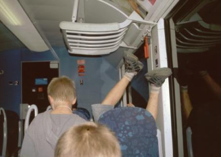 2006 Jungschar albert im  Zug nach Kiel Füße zum Gepäcknetz