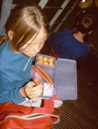 2006 Jungschar Ausflug Husum Mädchen mit Lunchbox