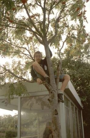2006 Jungschar Husum Christopher klettert auf die Haltetelle