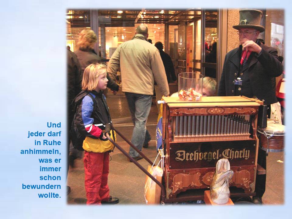 2007  Lübeck Drehorgel Charly Leierkastenmann wird von Anna bewundert