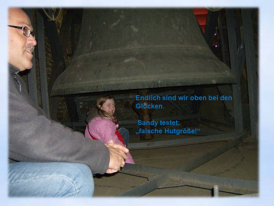 2007 Nikolaikirche Kiel Dr.Wünsche erklärt Kindern Glocke
