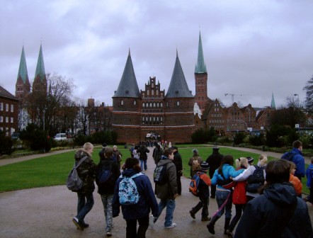2007 Lübeck Ausflug Jungschar vorm Holstentor