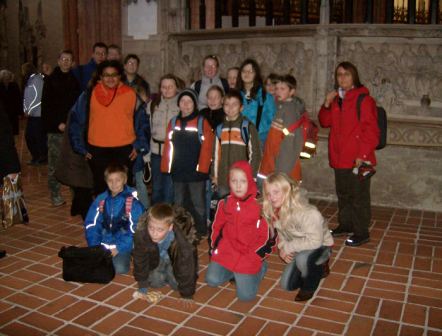 2007 Lbeck Jungschar vor der Maus in der Marienkirche