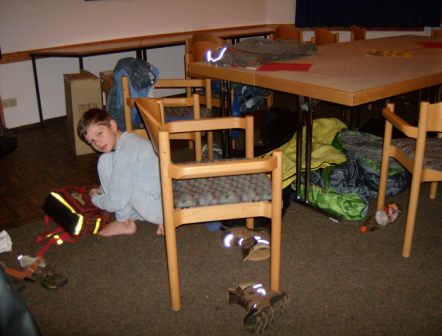 2007 Gemeindehausübernachtung Jungs schlafen unte Tischen