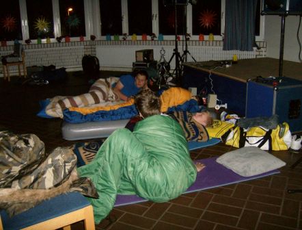 2007 Gemeindehaus Kroog Jungs in Schlafsäcken unter der Bühne
