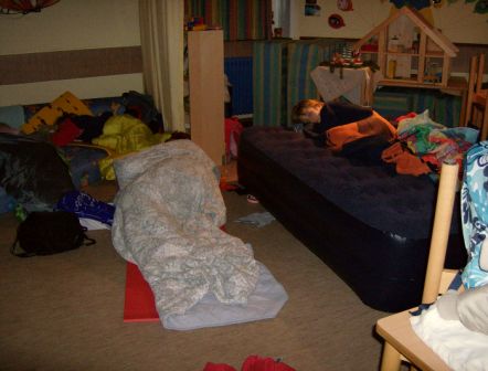 2007 Gemeindehausübernachtung Mädchen schlafen im Kindergarten