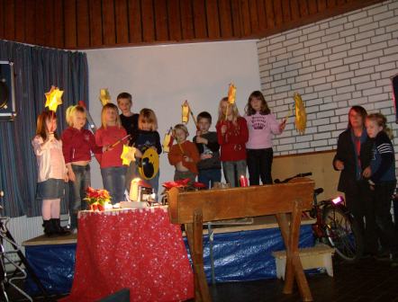 2007 Bunter Nachmittag Adventsstück Kinder auf der Bühne