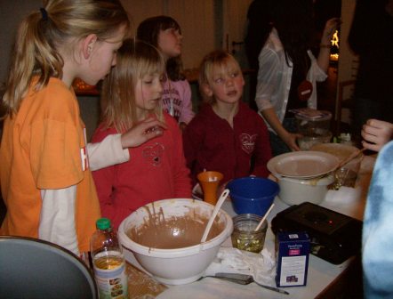 2007 Bunter Nachmittag Kinder vor dem Waffelstand