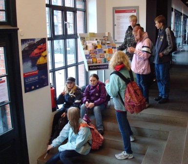 2008 Hafencity Info Kesselhaus Jugendliche warten