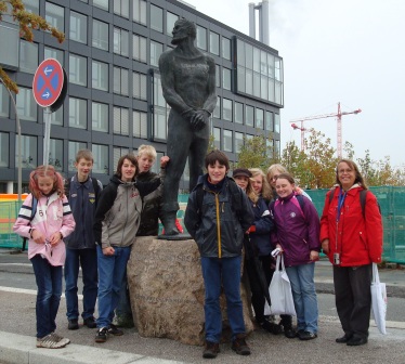 2008 Jugendlliche vor Störtebeker-Denkmal
