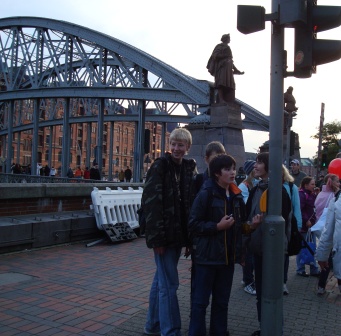 2008 Jugendlliche vor Hafencity-Brücke