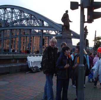 2008 Jugendlliche vor Hafencity-Brcke