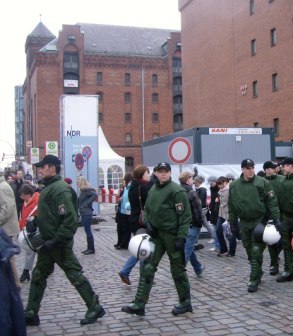 2008 Polizei geht zur Demo, Tag der deutschen Einheit