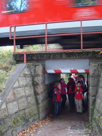 Jungschar unter der Brcke Eisenbahn fhrt drber