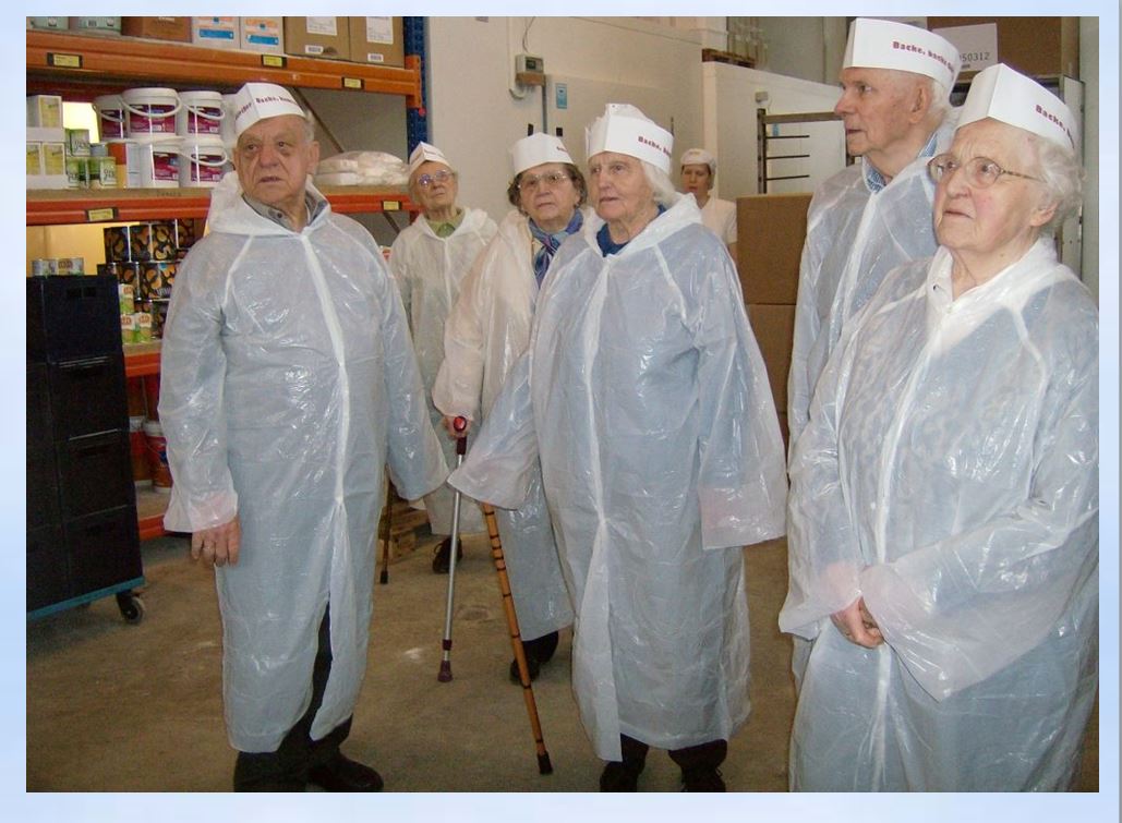 2008 Senioren in Schutzanzügen Besichtigung der Bäckerei Günther in Wellsee
