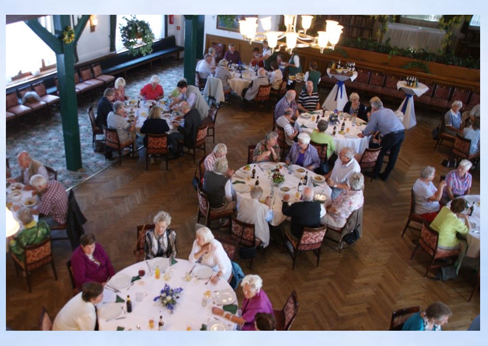 2013 Trinitatis Gemeindeausflug Altes Land Essen an runden Tischen