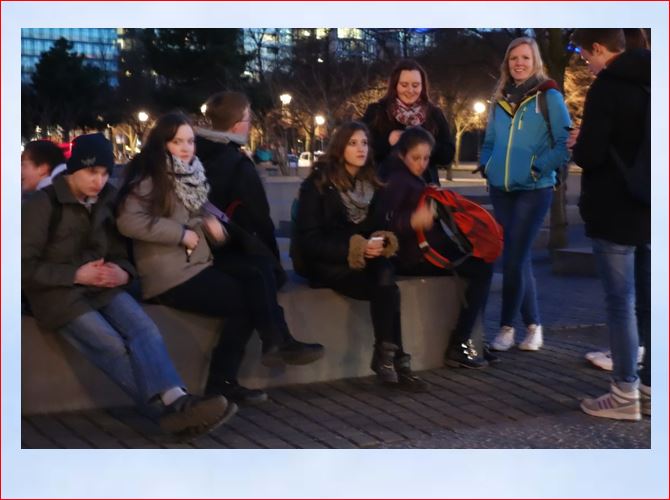 2015 Osterfahrt Gruppe rastet auf dem Weg zum Reichstag