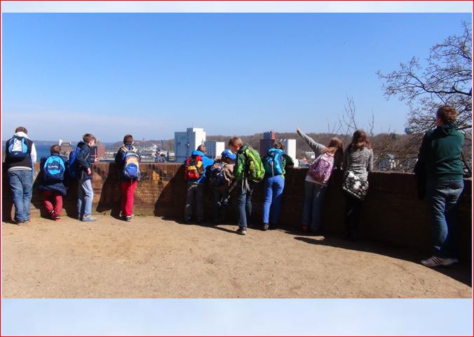 Gruppe auf der Aussichtsplatform am Schlosswall