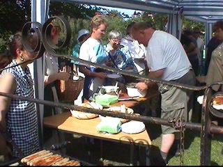 2000 kumenisches Pfingstfest auf dem Krooger Kirchberg Wurst und  Salat