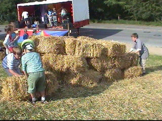 2000 kumenisches Pfingstfest Kinder spielen mit Strohballen